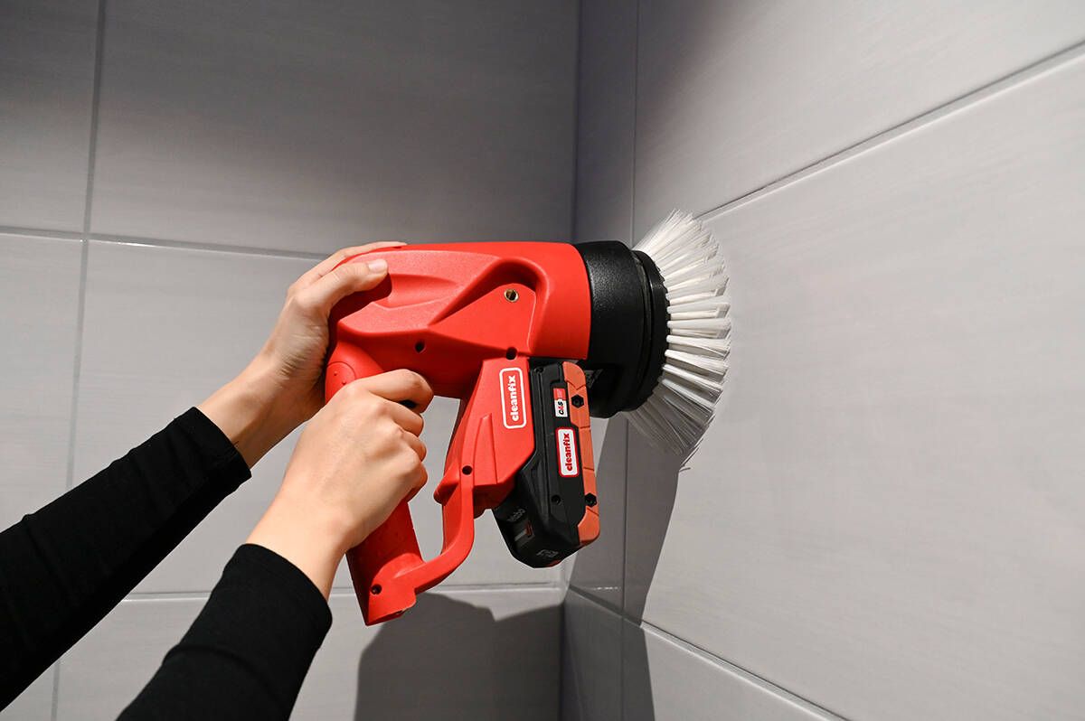 Cleanfix Scrubby CAS Einscheibenmaschine im Handbetrieb an Fliesen