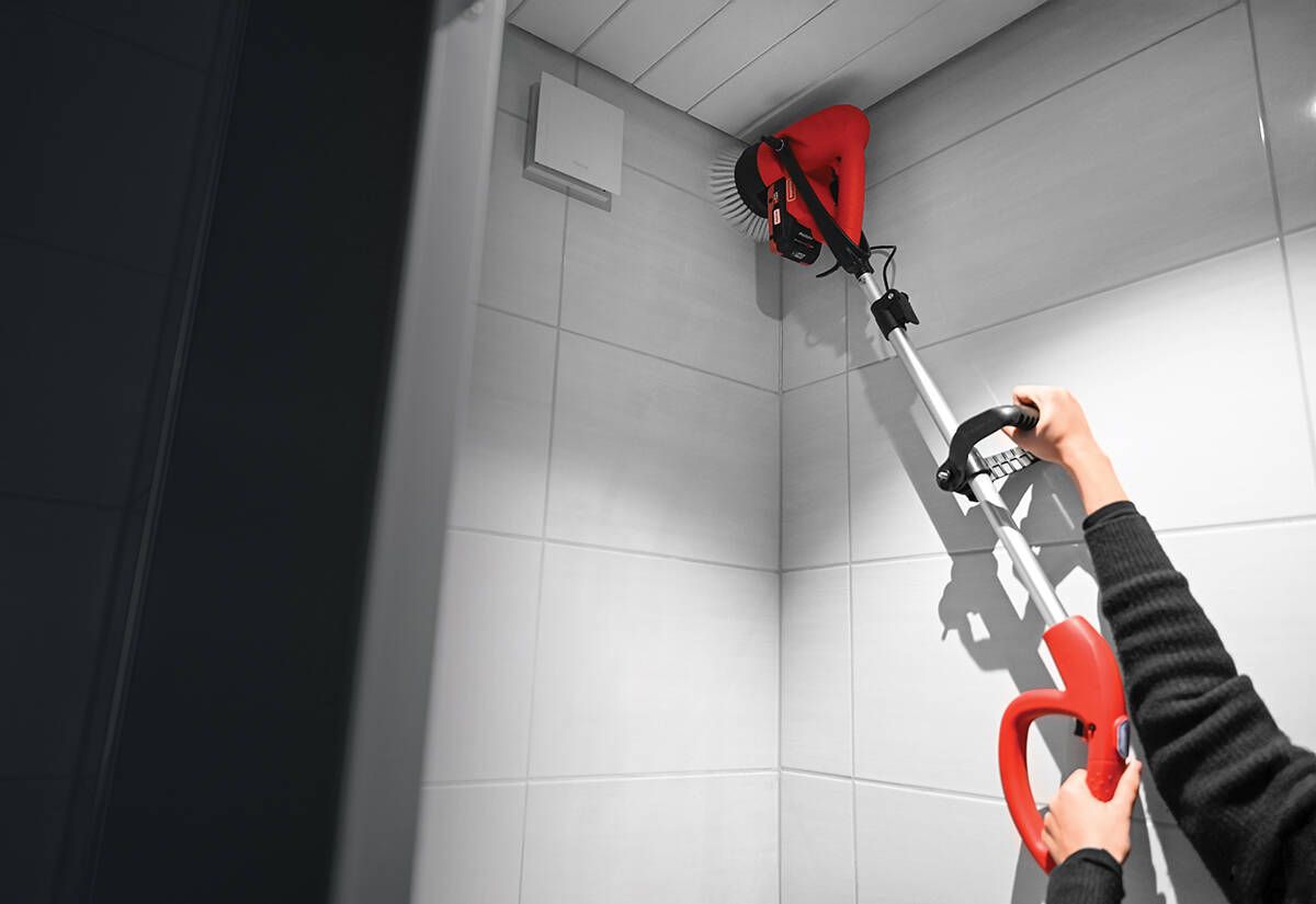 Cleanfix Scrubby CAS Einscheibenmaschine an der Wand