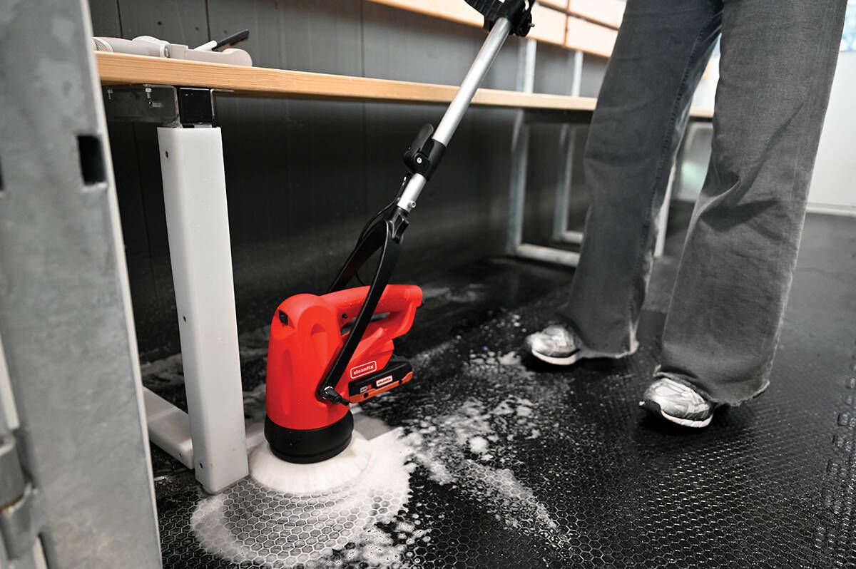 Cleanfix Scrubby CAS Einscheibenmaschine unter der Sitzbank