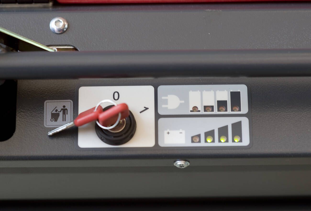 Cleanfix KS650 IBC Handkehrmaschine Schlüsselschalter und Akkuanzeige