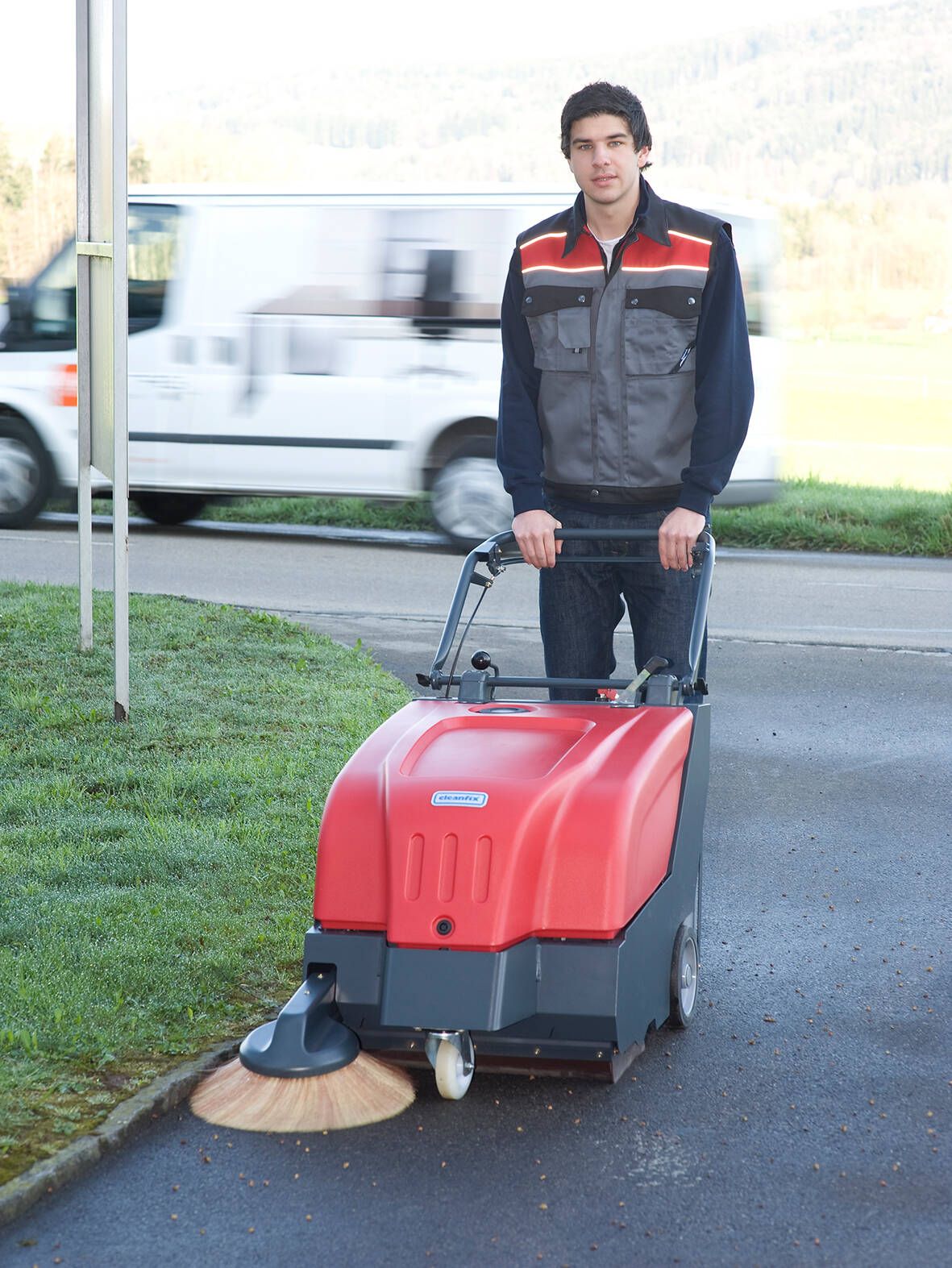 Cleanfix KS650 IBC Handkehrmaschine im Einsatz