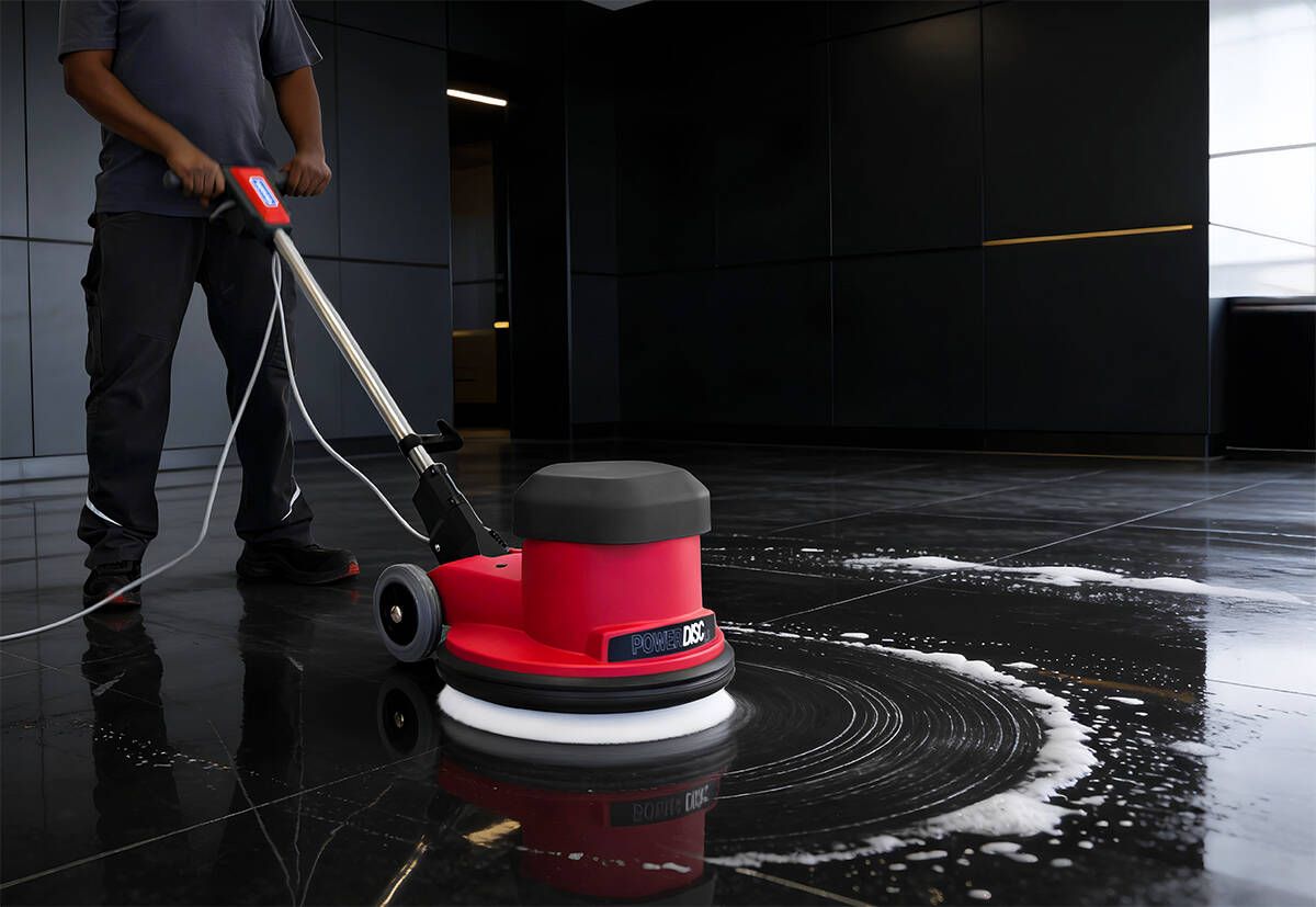 Cleanfix Power Disc LS Einscheibenmaschine im Einsatz auf dunklem Boden