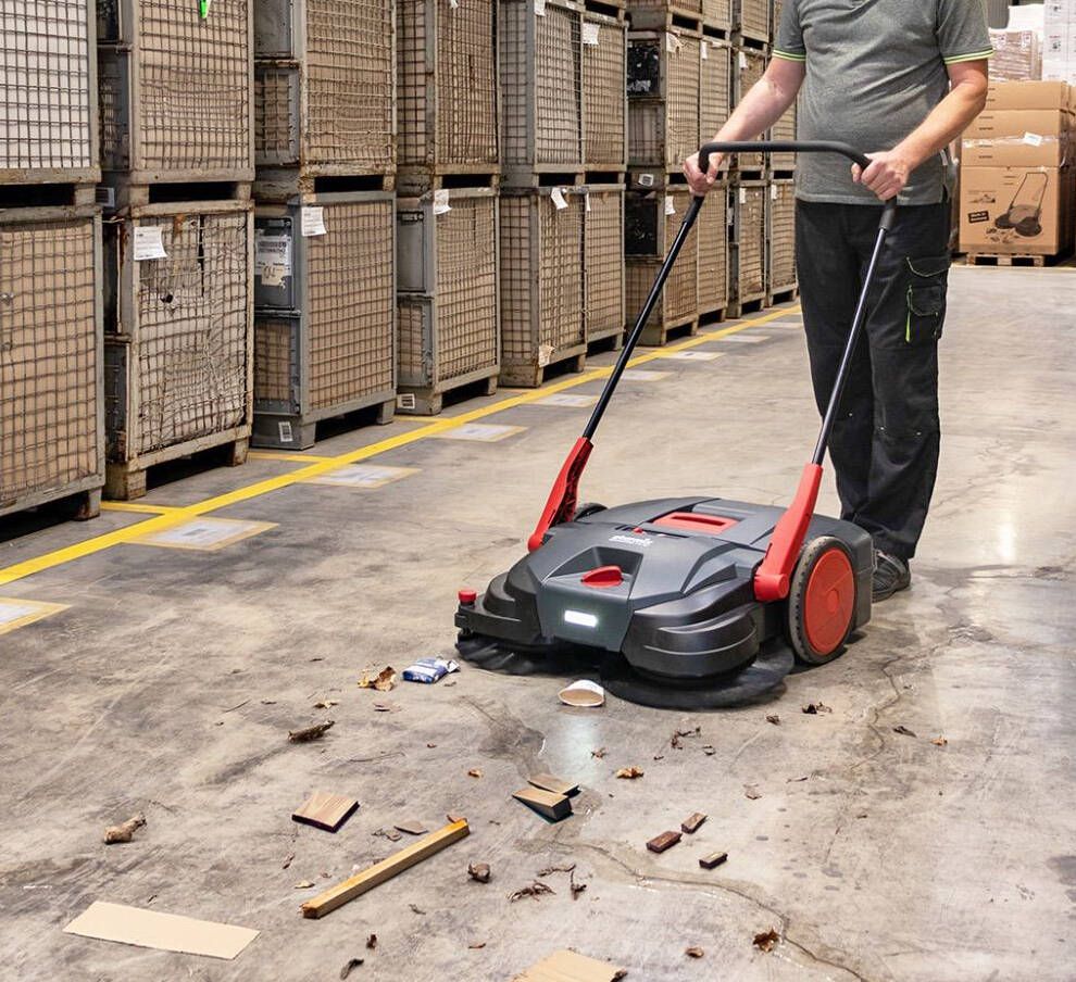 Cleanfix HS770 CAS Handkehrmaschine im Einsatz in der Lagerhalle