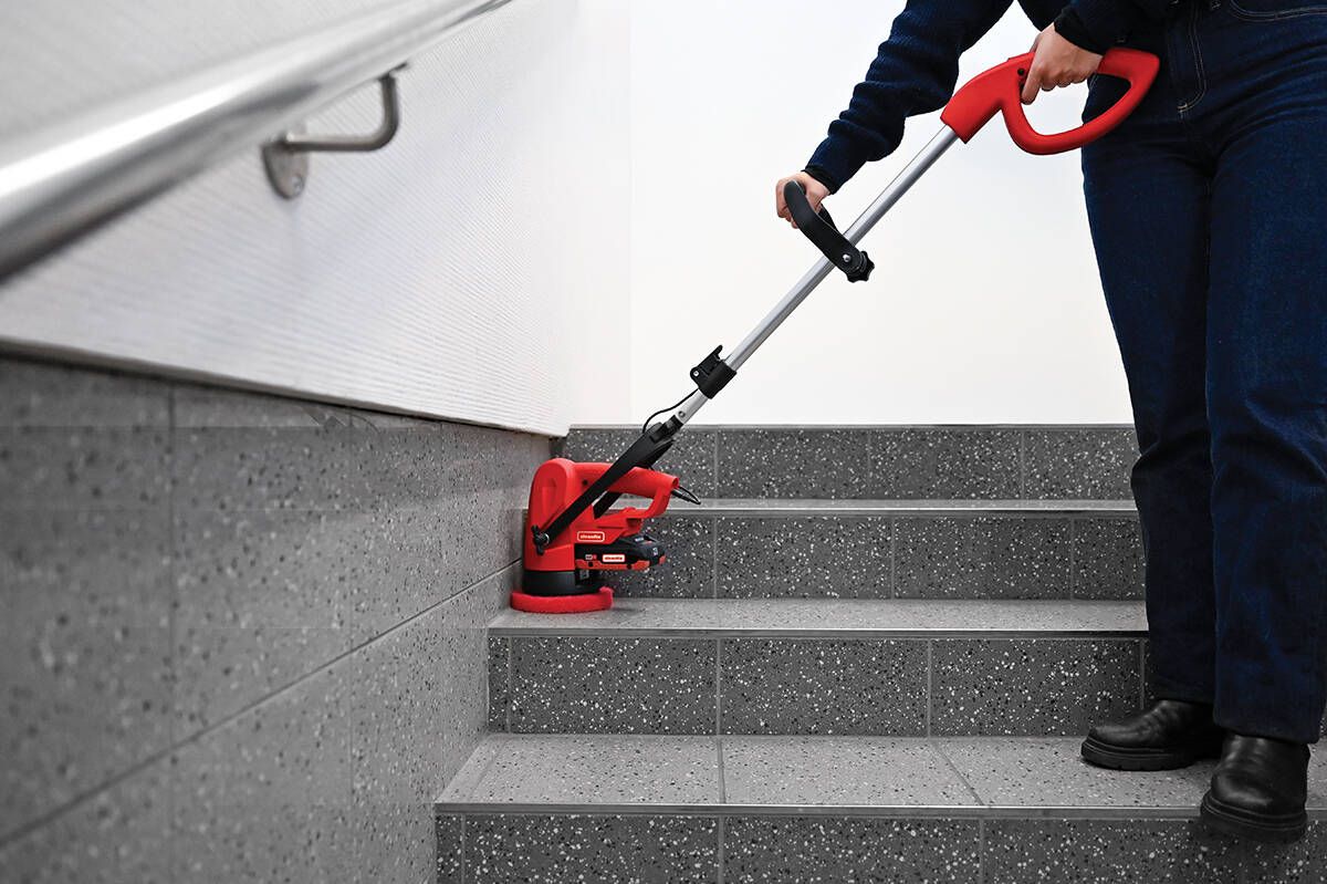 Cleanfix Scrubby CAS Einscheibenmaschine auf der Treppe