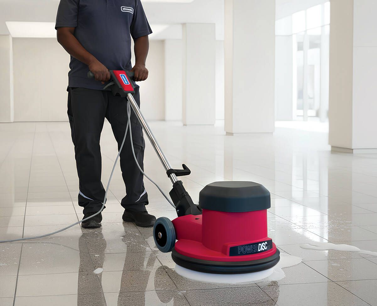 Cleanfix Power Disc LS Einscheibenmaschine im Einsatz auf hellem Boden