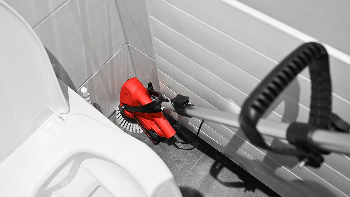 Cleanfix Scrubby CAS Einscheibenmaschine beim Reinigen am WC