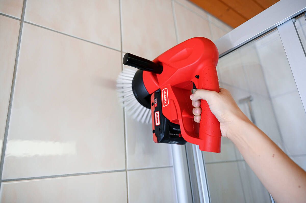 Cleanfix Scrubby CAS Einscheibenmaschine mit Handgriff an der Wand
