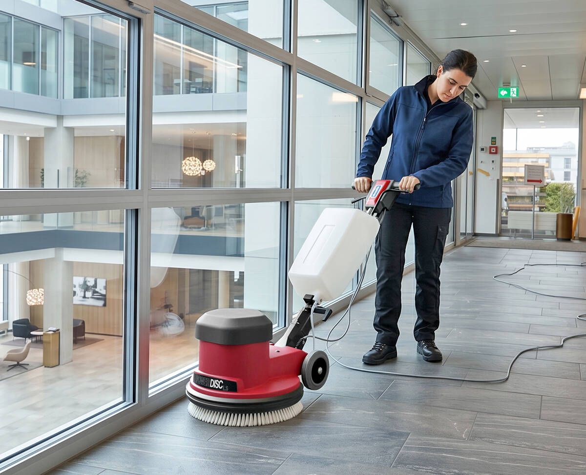 Cleanfix Power Disc LS Einscheibenmaschine im Einsatz im Gang