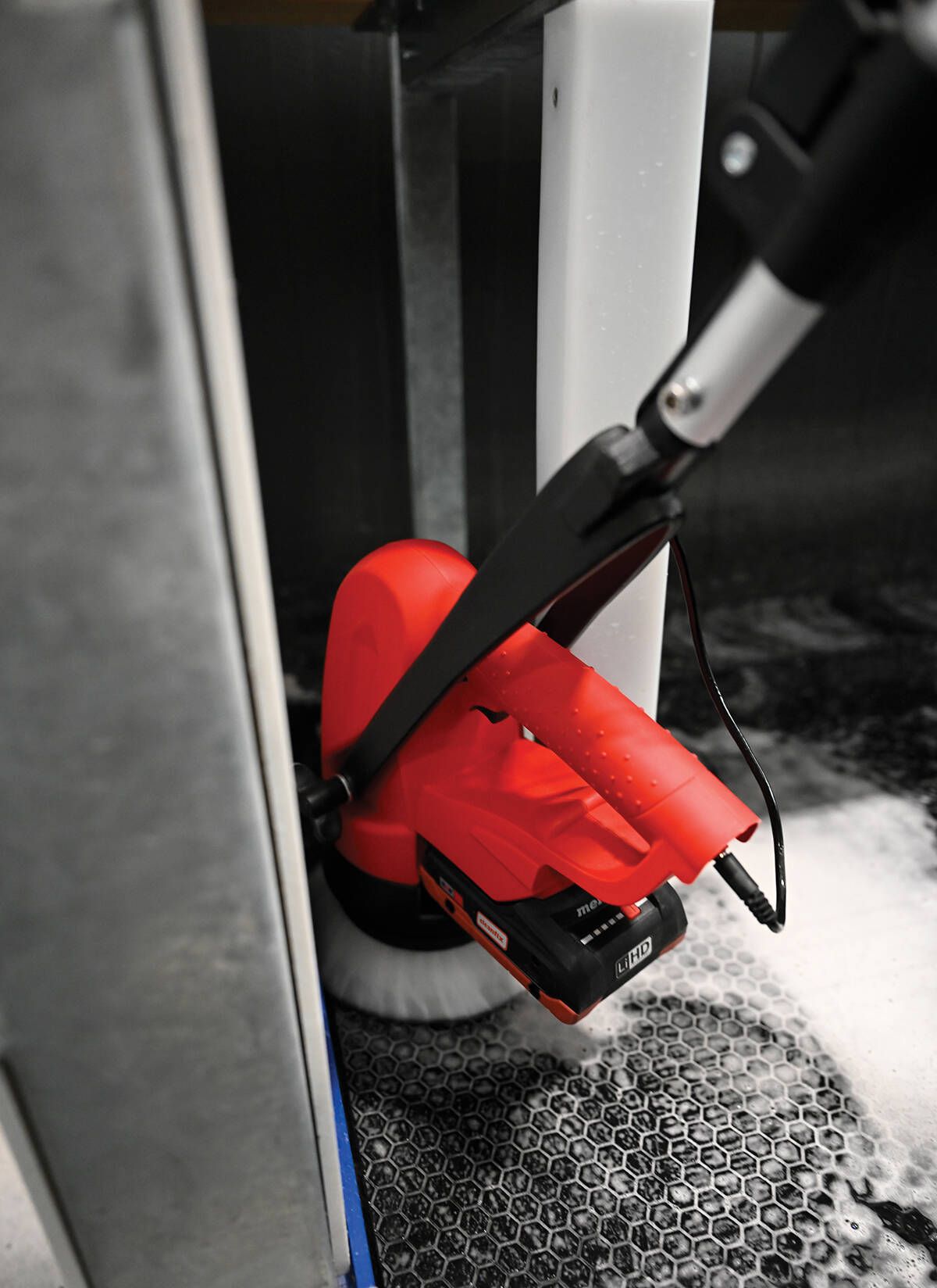 Cleanfix Scrubby CAS Einscheibenmaschine in der Ecke