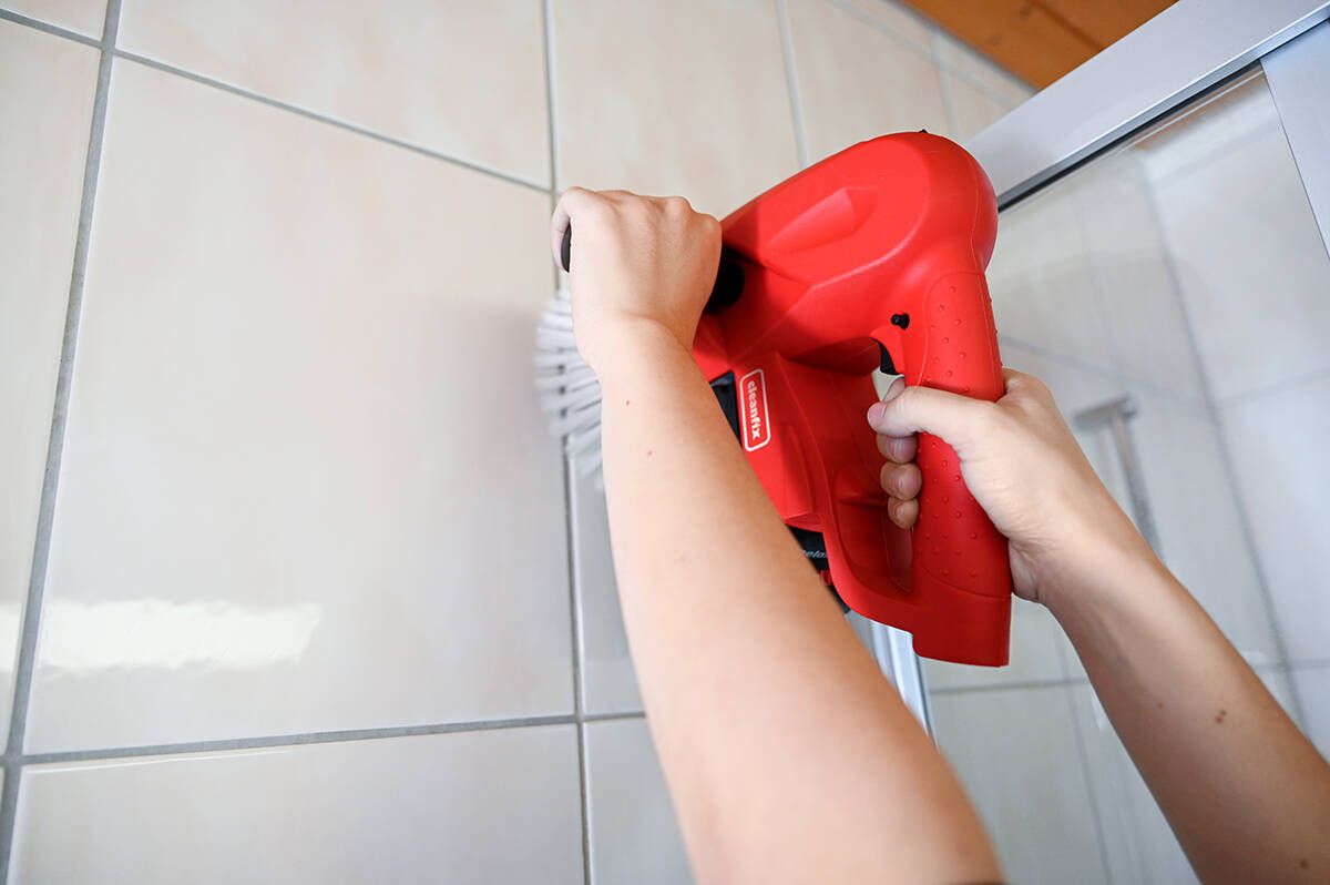 Cleanfix Scrubby CAS Einscheibenmaschine mit Handgriff an Fliesen