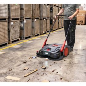 Cleanfix HS770 CAS beim Kehren in einer Lagerhalle