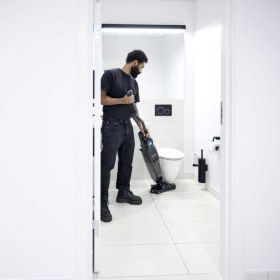 Nilfisk Dryft Scheuersaugmaschine im Einsatz in der Toilette