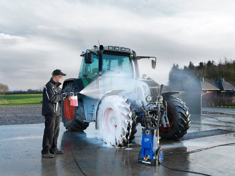 Nilfisk MC 4M-180/740 XT Kaltwasser-Hochdruckreiniger im Einsatz mit Schaumsprüher in der Landwirtschaft