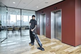 Nilfisk Dryft Scheuersaugmaschine im Einsatz im Flur vor dem Lift