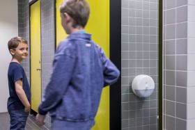 Tork SmartOne® Toilettenpapierspender im Waschraum
