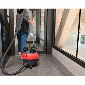 Cleanfix S10 Plus CAS beim Saugen im Eingangsbereich