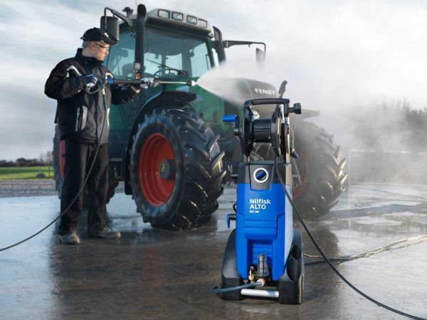 Nilfisk MC 4M-180/740 XT Kaltwasser-Hochdruckreiniger im Einsatz in der Landwirtschaft