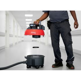 Cleanfix S10 Plus CAS HEPA beim Öffnen des Behälters im Klinikflur