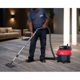 Cleanfix S10 Plus CAS beim Saugen eines Teppichs in einer Hotellobby